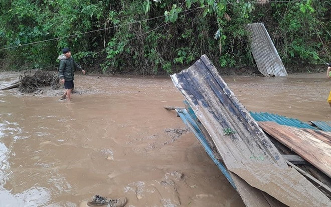 5 người chết, hơn 10.000 nhà tốc mái do mưa đá, lũ quét: Người dân lâm cảnh màn trời chiếu đất Ảnh 2