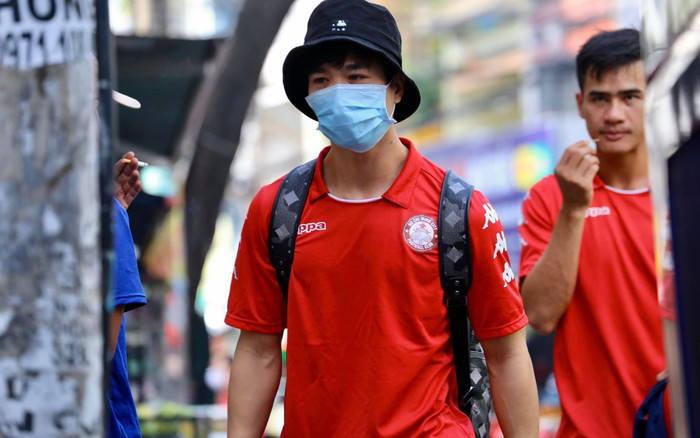 Công Phượng đeo khẩu trang y tế, hội quân cùng CLB TPHCM Ảnh 2