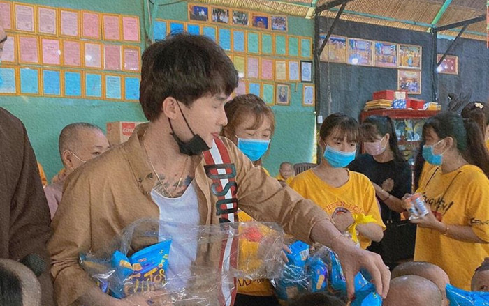 Jack đi thăm trại trẻ mồ côi và nhận được lời mời 'hay là ở lại với tụi con luôn nha' Ảnh 2