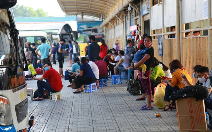 Chùm ảnh: Người dân tập trung tại các bến xe để về quê nhân dịp nghỉ lễ 30/4 - 1/5 Ảnh 2