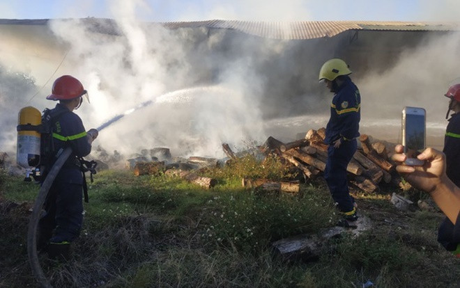 Cháy lớn tại xưởng làm đũa ở Pleiku ngay trong sáng ngày nghỉ lễ 30/4 Ảnh 2