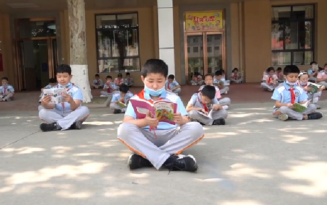 Sợ học sinh 'ngột ngạt' khi phải mang khẩu trang đến lớp, một trường tiểu học bố trí các tiết học ngoại khóa ngoài trời Ảnh 2