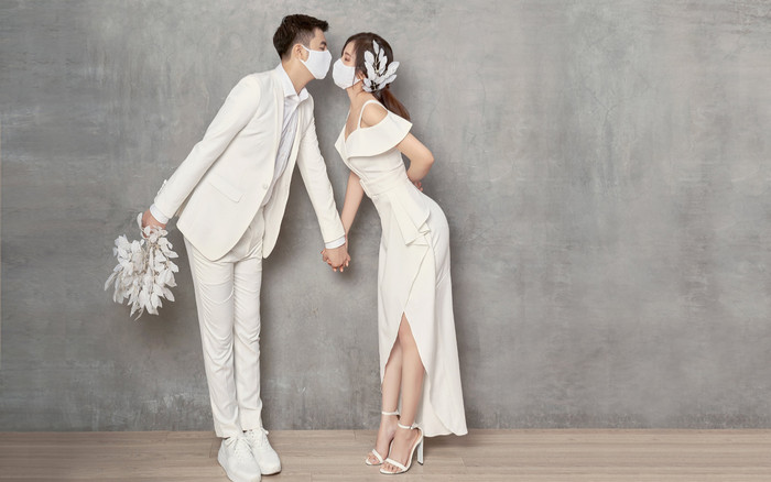 Bộ ảnh cưới mùa Covid-19 đầy thú vị với thông điệp 'Cưới tiết kệm để hạnh phúc hơn' Ảnh 2