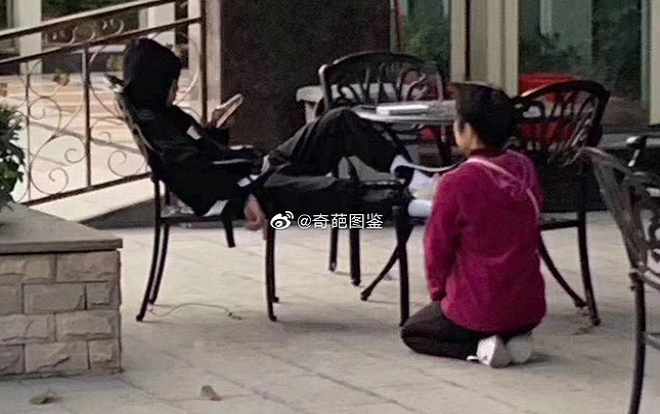 Hình ảnh người mẹ quỳ gối hàng giờ liền năn nỉ con trai đừng bỏ học khiến cộng đồng mạng bức xúc Ảnh 2