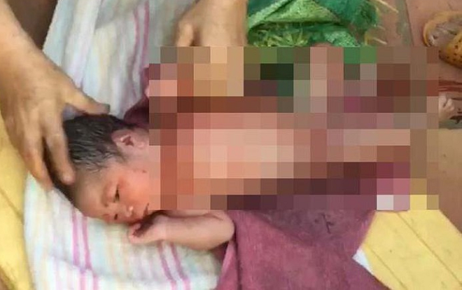 Cứu bé sơ sinh còn nguyên dây rốn, kiến bu cắn bị bỏ rơi ngoài nghĩa địa Ảnh 2