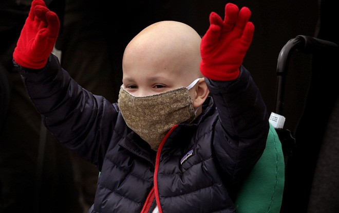 Bé trai chiến thắng ung thư và COVID-19 được chào đón như người hùng Ảnh 2