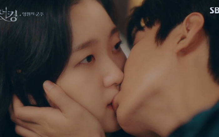 Tập 5 'Quân vương bất diệt', Knet chỉ trích: Đến hôn Lee Min Ho cũng đơ, Kim Go Eun thật thảm hại! Ảnh 2