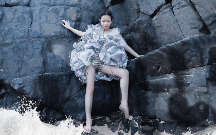 Mẫu nhí diện đồ che mặt, mỉm cười bí ẩn khiến tín đồ thời trang ngẩn ngơ Ảnh 2