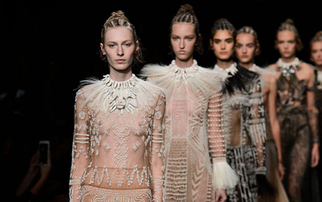 Người mẫu của Valentino dùng tiền thù lao để gây quỹ phòng chống COVID-19 Ảnh 2