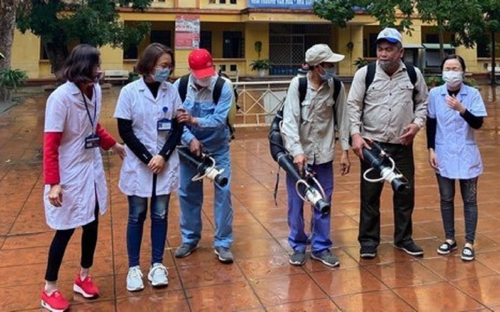 Công tác chuẩn bị đón học sinh đi học trở lại: Trường lắp vách ngăn đón học sinh, trường quyết định học 2 buổi/ngày Ảnh 2