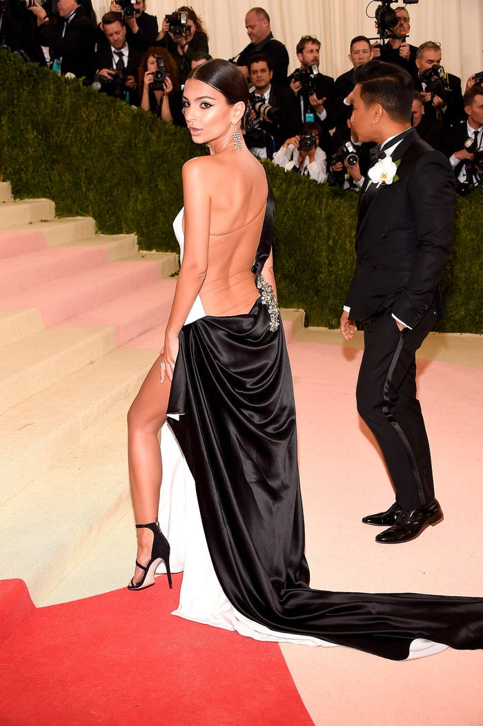 Những bộ cánh hiểm hóc nhất lịch sử Met Gala, Kim Kardashian gây sốc vì đi vệ sinh tại chỗ Ảnh 13