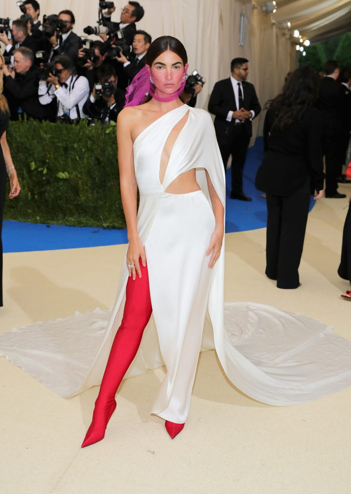 Những bộ cánh hiểm hóc nhất lịch sử Met Gala, Kim Kardashian gây sốc vì đi vệ sinh tại chỗ Ảnh 16