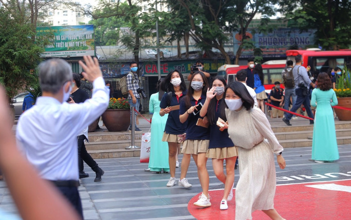 Học sinh Hà Nội vui vẻ trở lại trường sau kỳ nghỉ dài vì dịch COVID-19, thầy hiệu trưởng đứng ngoài cổng vẫy chào từng học trò Ảnh 2