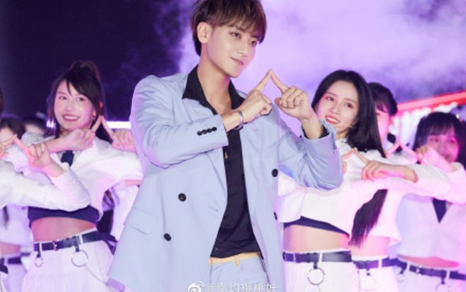 Hoàng Tử Thao dẫn theo 31 học viên đội chủ lực ở 'Sáng tạo doanh 2020' tham gia Đêm hội Ngũ Tứ Ảnh 2