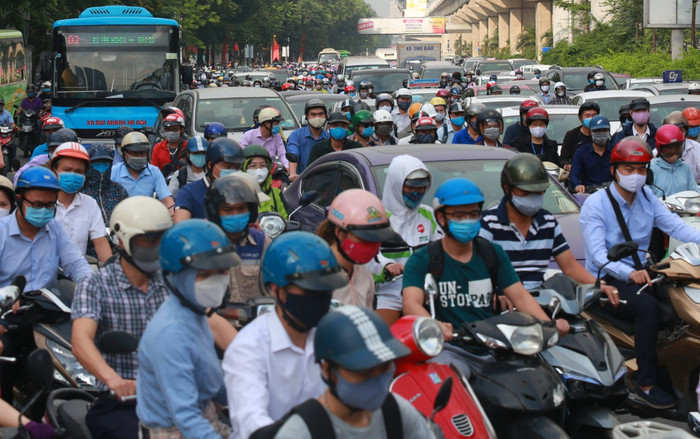 Đường phố đông nghịt, lâu lắm rồi mới thấy 'đặc sản' tắc đường ở Hà Nội sau kỳ nghỉ dài vì dịch COVID-19 Ảnh 2