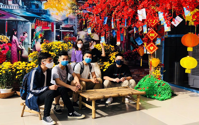 Sinh viên ĐH Kinh tế Quốc dân nhận lì xì khi đi học trở lại, check-in khung cảnh mùa xuân giữa ngày hè nắng nóng Ảnh 2