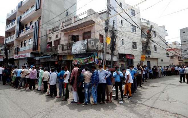 Hàng dài người xếp hàng chờ mua rượu ở Ấn Độ dù mới nới lỏng phong tỏa Ảnh 2