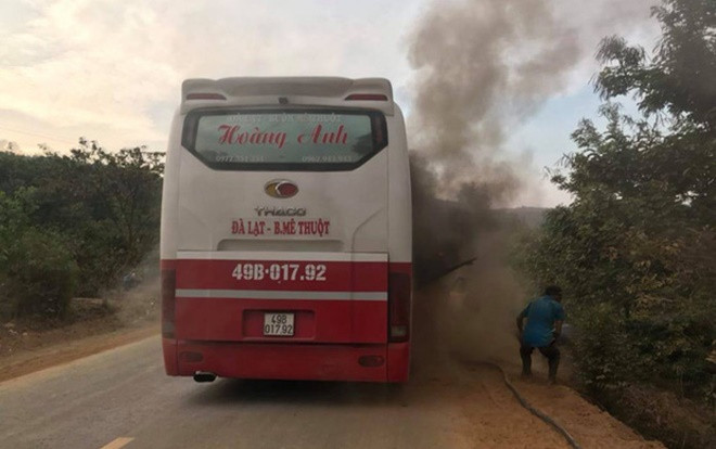 Xe giường nằm bất ngờ bốc cháy dữ dội, 20 hành khách bỏ chạy thoát thân Ảnh 2