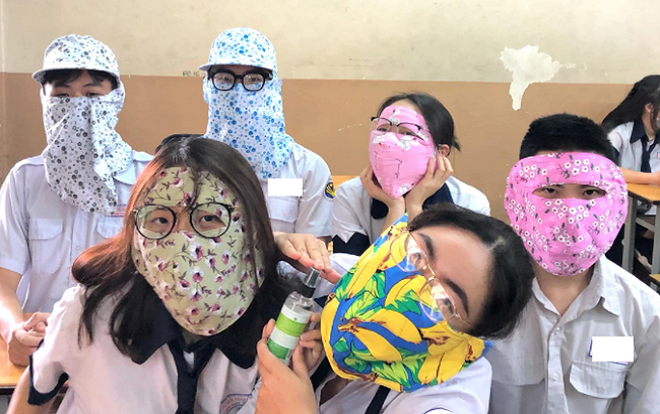 Học sinh thời ‘hậu Cô Vy’, đến lớp trùm kín mặt như ninja nhưng vẫn không quên thói quen ưa thích thường ngày Ảnh 2