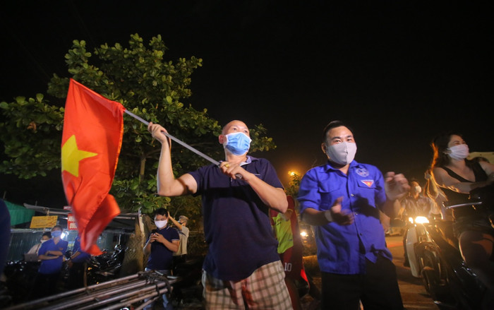 Người dân mừng rỡ khoảnh khắc gỡ bỏ hàng rào tại khu cách ly Hạ Lôi: ‘Vui như giao thừa, thắng dịch COVID-19 rồi’ Ảnh 2