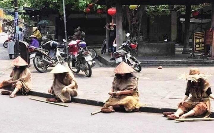 Nhóm người đi xe sang, đóng giả ăn xin ở Hội An bị phạt 67,5 triệu đồng Ảnh 2