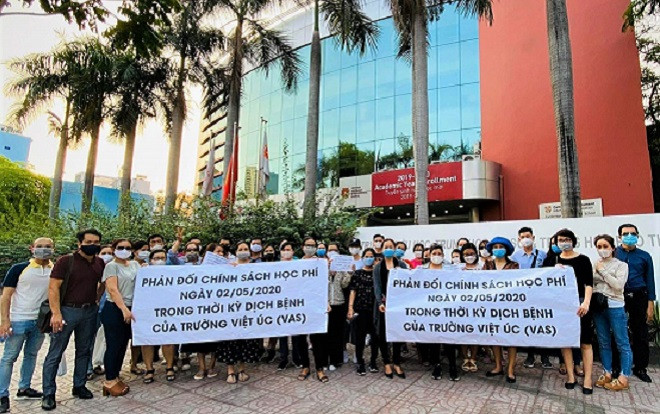 Hơn 200 phụ huynh chờ cả ngày nhưng không thể đối thoại được với trường Việt Úc Ảnh 2