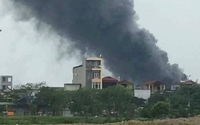 Hà Nội: Cháy lớn tại Khu công nghiệp Phú Thị, hàng chục công nhân hoảng loạn tháo chạy Ảnh 2