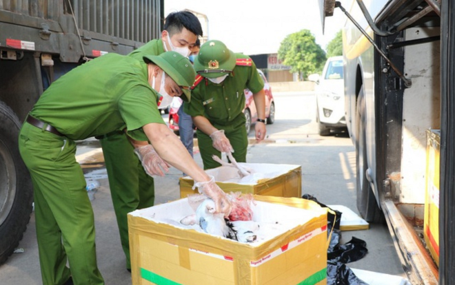 Bắt giữ xe khách vận chuyển 800 kg thịt chó và nội tạng động vật đã bốc mùi hôi thối Ảnh 2