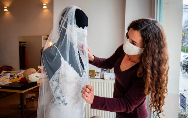 Rảnh rỗi sinh nông nổi, cư dân mạng tự chế khẩu trang ‘quái dị’ khi cách ly dịch Covid 19 Ảnh 2