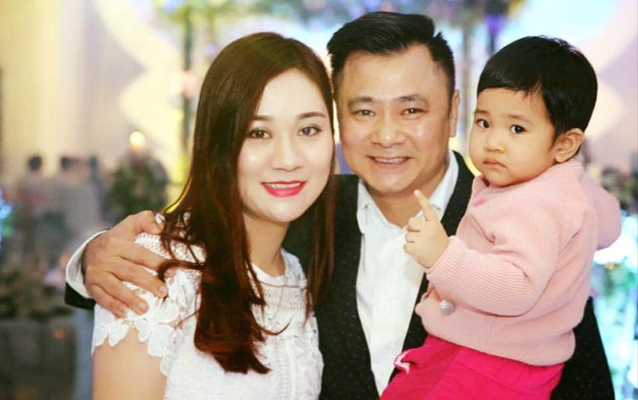 Kỷ niệm 5 năm ngày cưới, NSND Tự Long xúc động gửi lời xin lỗi đến bà xã kém 12 tuổi vì lý do đặc biệt này Ảnh 2