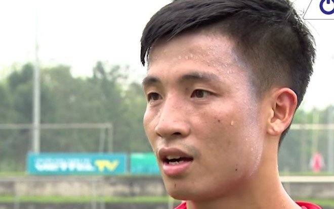 Sợ ảnh hưởng nhan sắc, Bùi Tiến Dũng bôi kem kín mặt khi đá bóng Ảnh 2