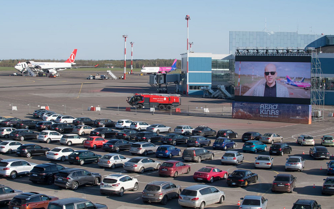 Rạp chiếu phim ngoài trời gây ‘bão’ mùa dịch COVID-19: Đỗ xe ngay ngắn, mỗi người một ô tô riêng, phục vụ bỏng ngô ‘tận cửa’ Ảnh 2