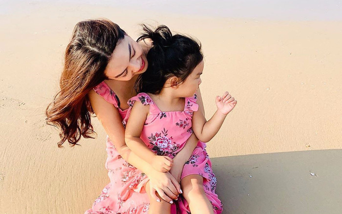 Phạm Quỳnh Anh diện đồ đôi cùng con gái, thần thái quyến rũ khiến ai cũng xuýt soa Ảnh 2