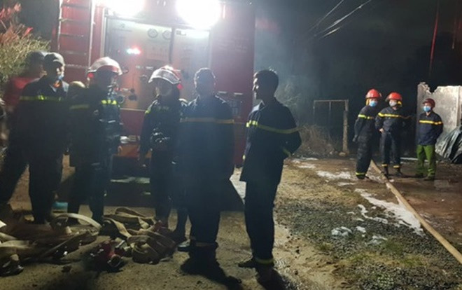 Kho chứa hóa chất rộng 240m2 ở Đắk Lắk bất ngờ bốc cháy kèm nhiều tiếng nổ lớn Ảnh 2