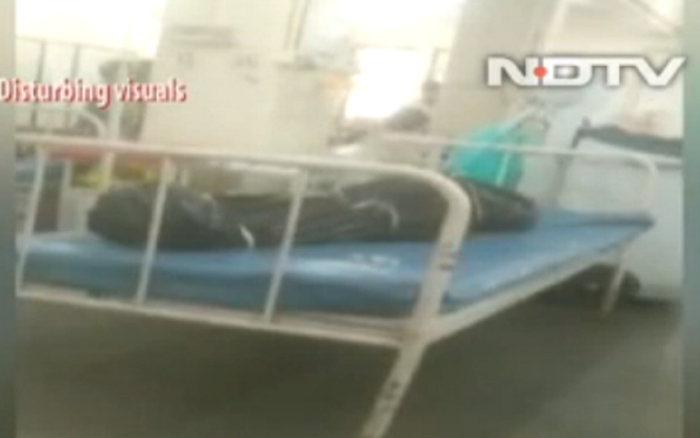 Kinh hãi cảnh bệnh nhân COVID-19 nằm cạnh người chết trong bệnh viện Ấn Độ Ảnh 2