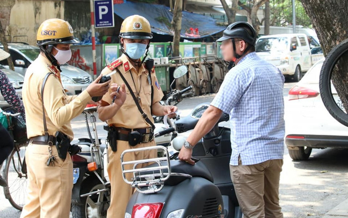 Tụ tập bạn bè uống bia sau thời gian dài cách ly xã hội phòng dịch COVID-19, người đàn ông bị xử phạt vì vượt nồng độ cồn Ảnh 2