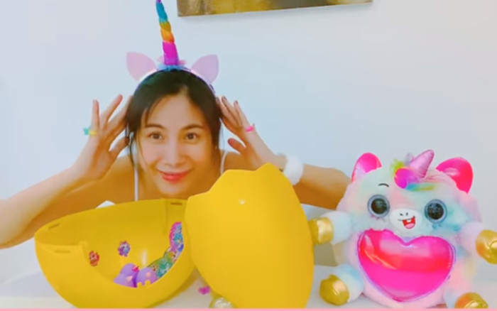 Thủy Tiên khiến Công Vinh bó tay khi mượn đồ chơi của con gái để quay clip 'đập hộp' Ảnh 2