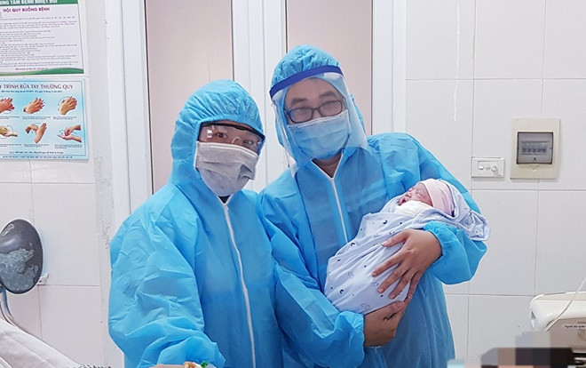 Bé gái 3,5kg chào đời trong phòng cách ly Ảnh 2