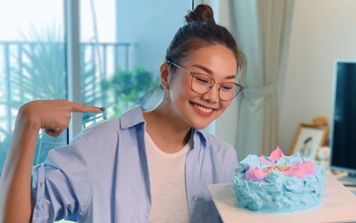 Ngày của Mẹ: Siêu mẫu Thanh Hằng làm bánh kem 'độc nhất vô nhị' tặng mẹ Ảnh 2