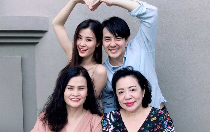 Điểm 10 cho Đông Nhi - Ông Cao Thắng: Đưa mẹ đi trà chiều, tạo dáng 'cưng xỉu' bày tỏ tình yêu Ảnh 2