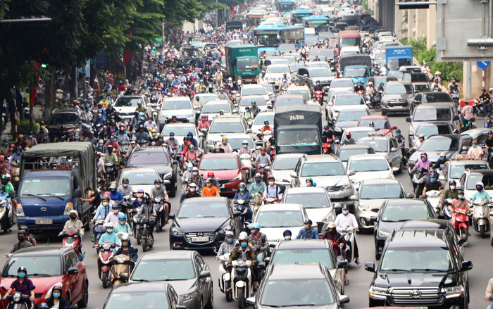 ‘Biển người’ tắc cứng trên đường phố Hà Nội trong ngày học sinh toàn cấp quay lại trường học Ảnh 2