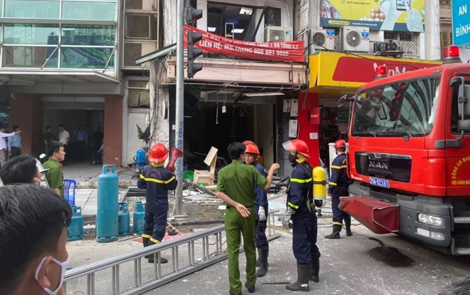 Nổ bình gas ở nhà hàng gà rán trên phố Cửa Nam, nhiều người nhập viện cấp cứu Ảnh 2