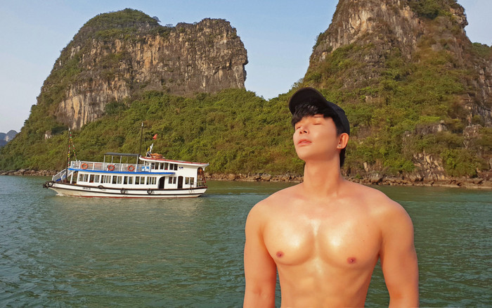 Nathan Lee khoe body vạm vỡ lái du thuyền du ngoạn trên Vịnh Hạ Long Ảnh 2
