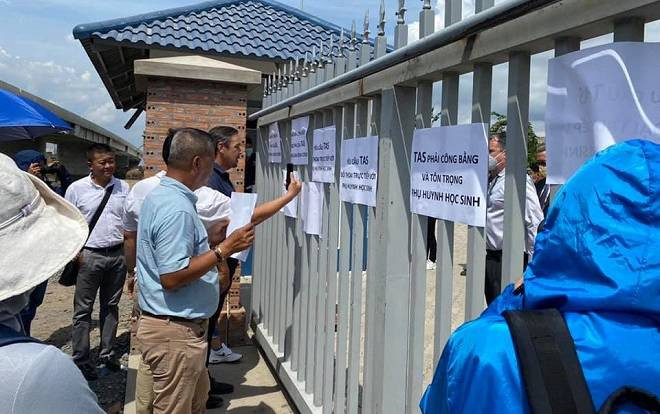 Hàng loạt trường Quốc tế bị phụ huynh kéo đến phản đối chính sách học phí trong mùa dịch Ảnh 2