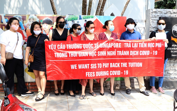 Nhiều phụ huynh kéo đến Trường Quốc tế Singapore yêu cầu trả lại tiền học phí trong thời gian tránh dịch COVID-19 Ảnh 2