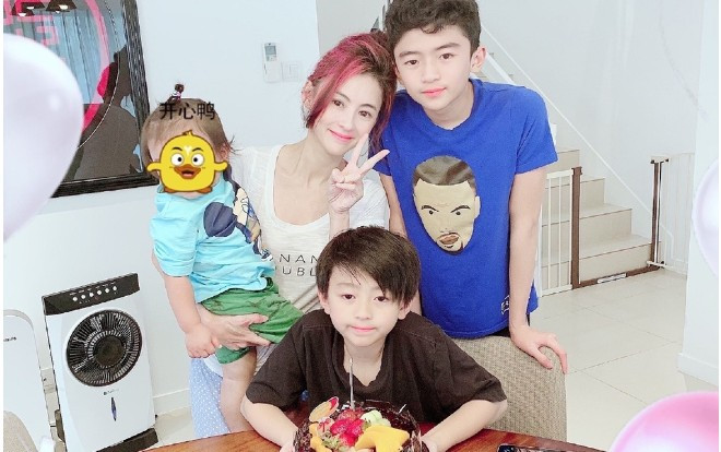 Trương Bá Chi tổ chức sinh nhật cho con trai 10 tuổi, trông trẻ trung và nổi bật hơn với mái tóc nhuộm hồng Ảnh 2