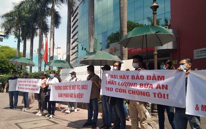 Phụ huynh tiếp tục kéo đến trường Việt Úc phản đối học phí, yêu cầu được đối thoại trực tiếp Ảnh 2