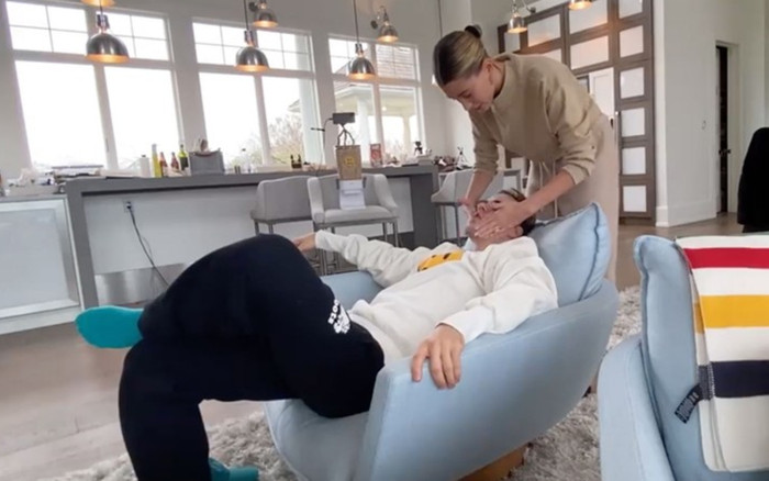 Justin Bieber được bà xã Hailey điều trị mụn tại nhà trong thời gian cách ly Ảnh 2