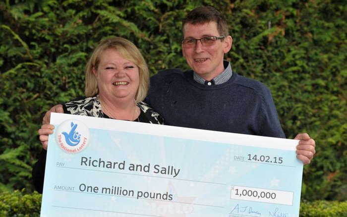 Trúng số 1 triệu đô, người phụ nữ vẫn trở lại nghề điều dưỡng giữa dịch COVID-19 Ảnh 2