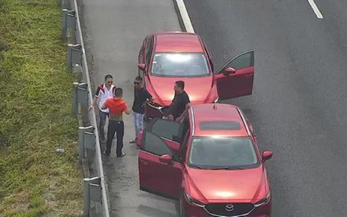 Dừng xe trên đường cao tốc để hút thuốc, tài xế bị phạt 7 triệu đồng Ảnh 2